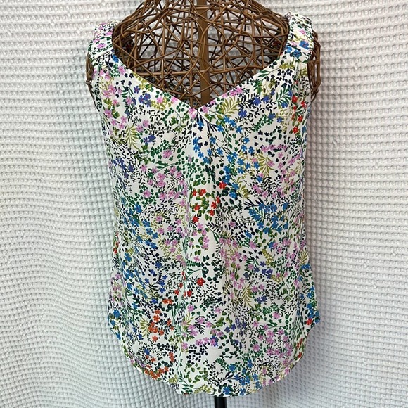 Cabi Beautiful Floral V-Neck Sleeveless Blouse. Size XS. Runs bigger. NWOT. - Picture 4 of 6